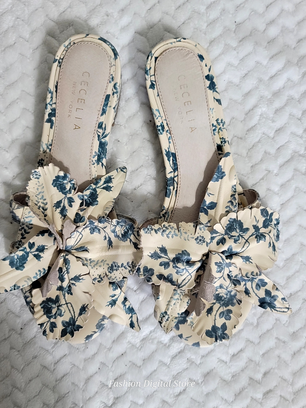 Cecelia New York Cream Floral Slide Sandals Size 5 1/2